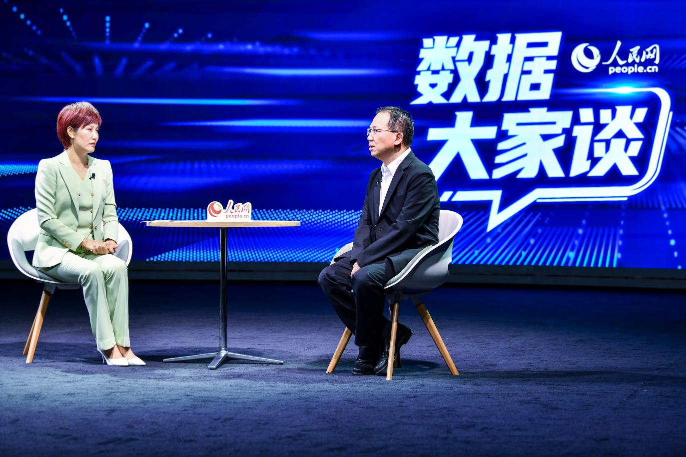 国家数据发展研究院院长胡坚波做客“数据大家谈”栏目。人民网记者 任峰涛摄