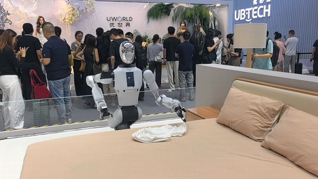 机器人正在叠衣服。新华社记者 余佩璇 摄