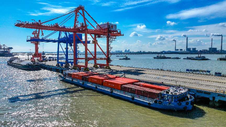济宁港航9002在江苏太仓港装卸货。臧盛博摄
