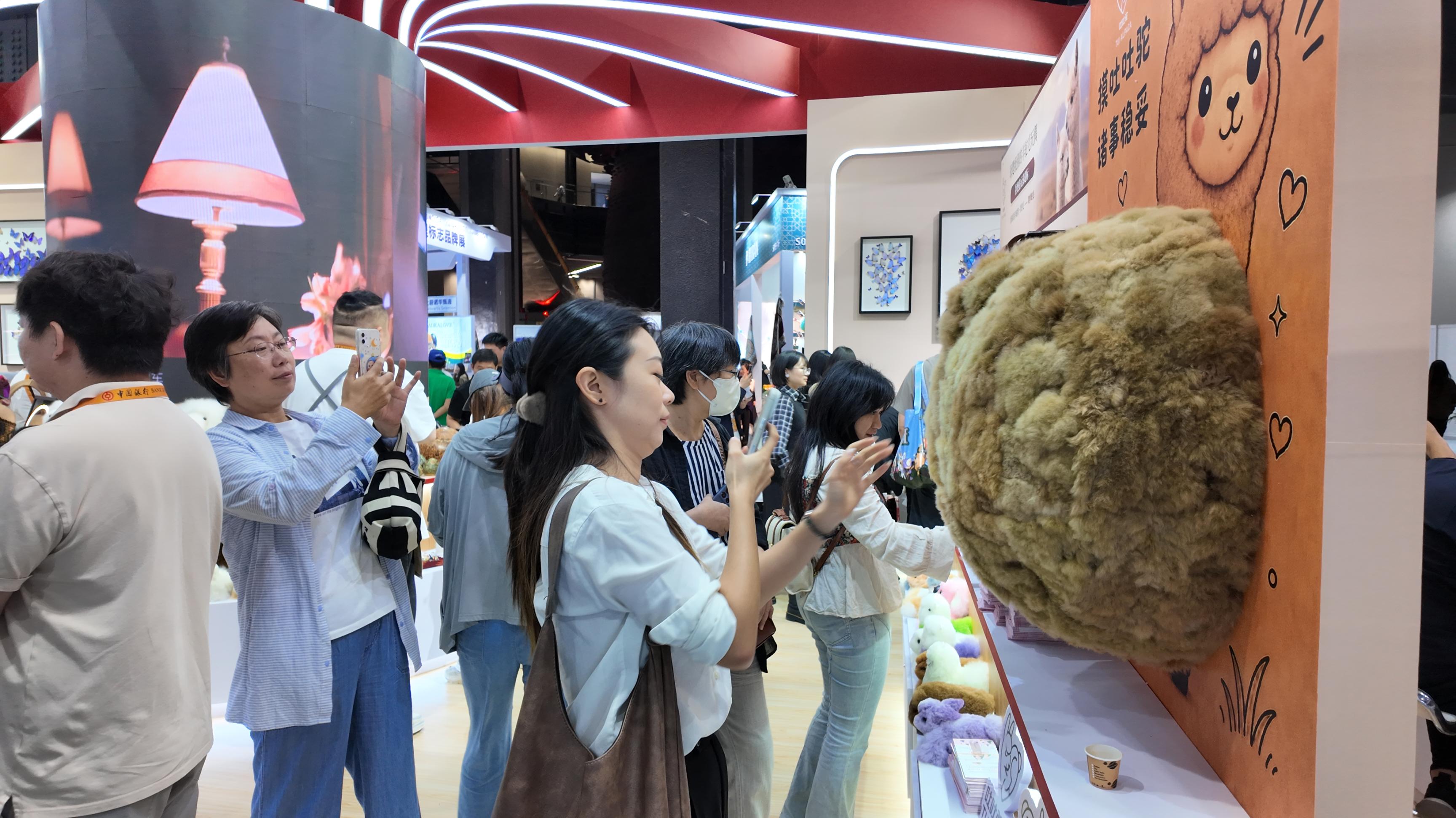 观众打卡羊驼玩偶。人民网记者 欧阳易佳摄