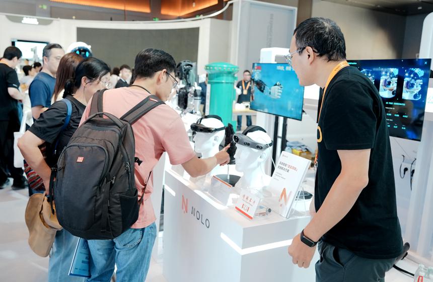 展台工作人员正在向观众讲解展品。人民网记者 刘师豪摄