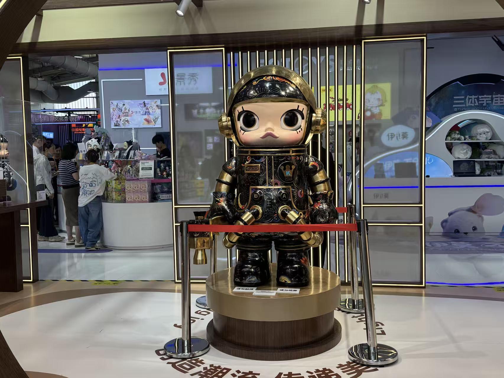 泡泡玛特将景泰蓝工艺融入潮玩。人民网 赵忆桐摄