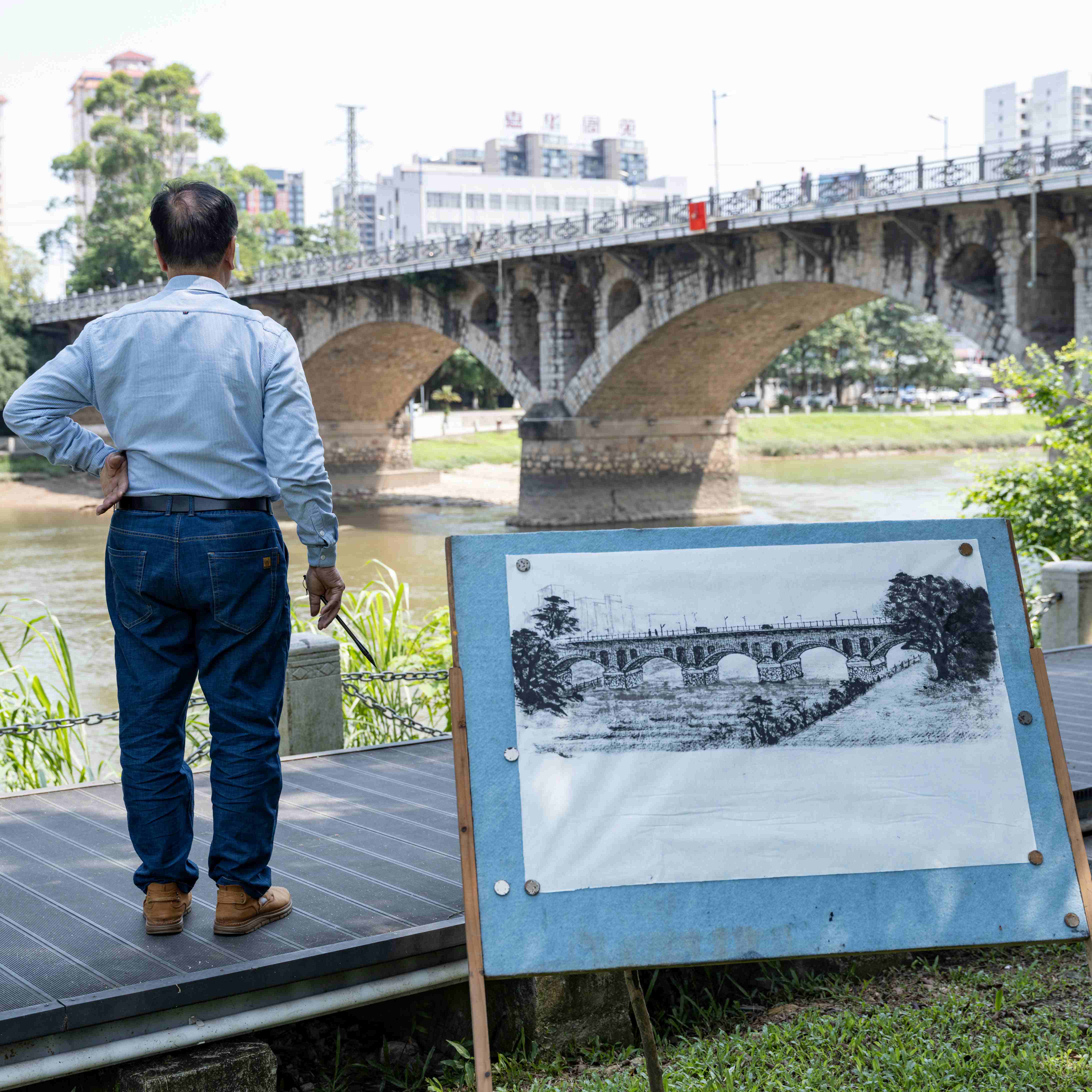 “拍桥人”镜头里的“画桥人”。 李景琳摄