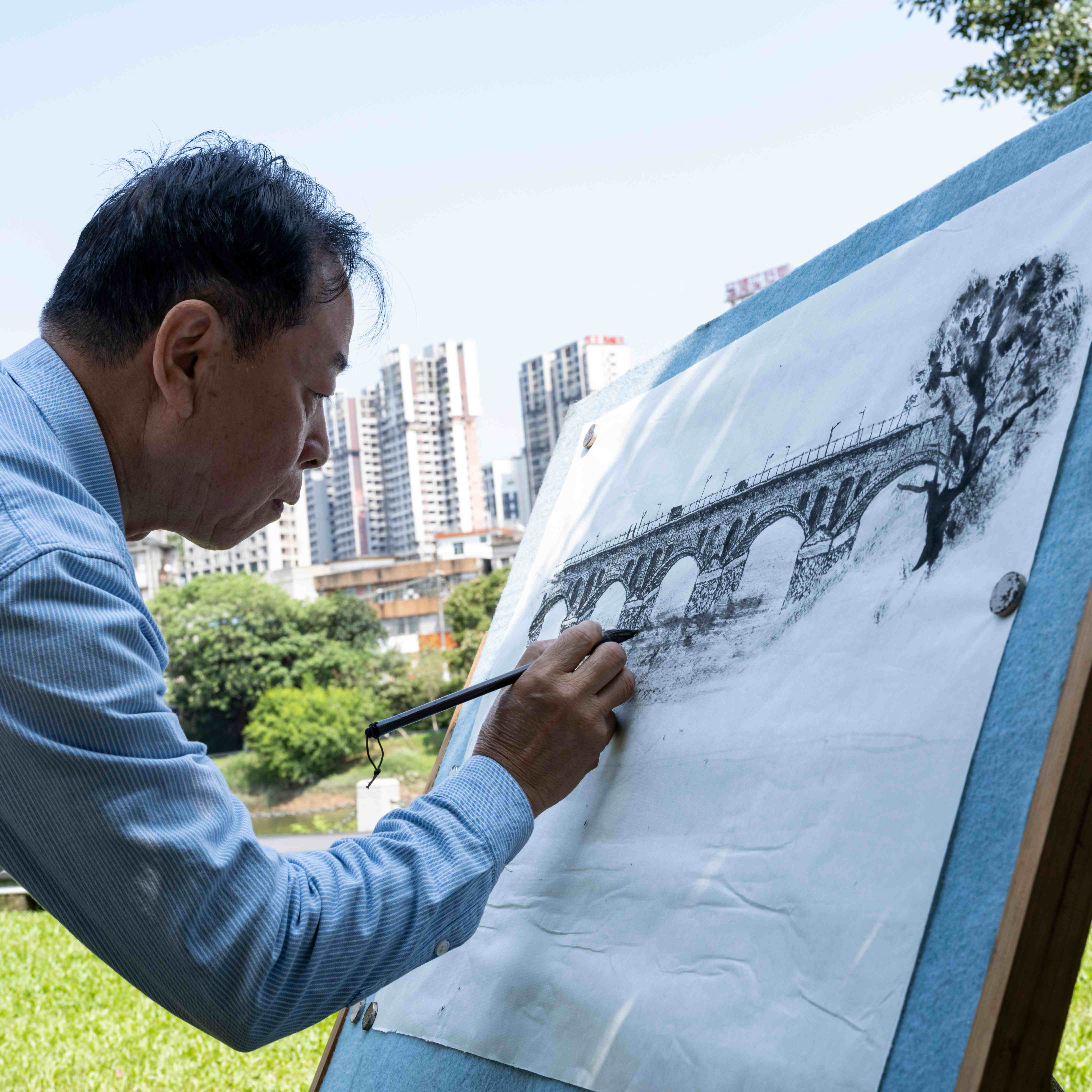 “拍桥人”镜头里的“画桥人”。 李景琳摄