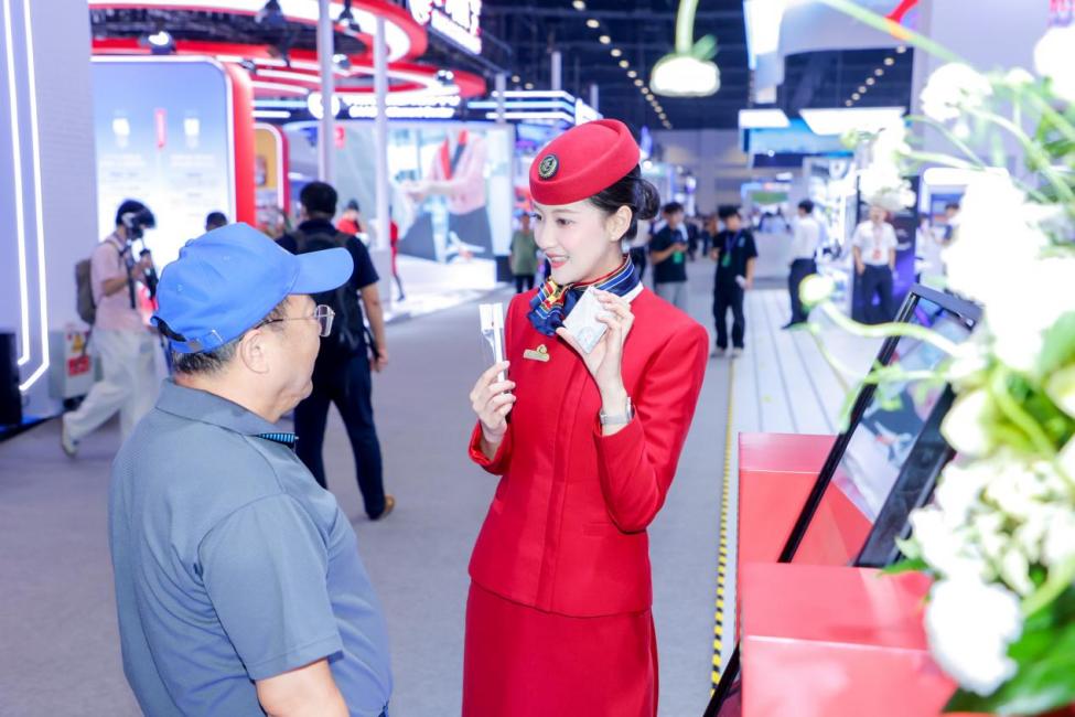 现场观众在展台与空乘人员互动。受访方供图