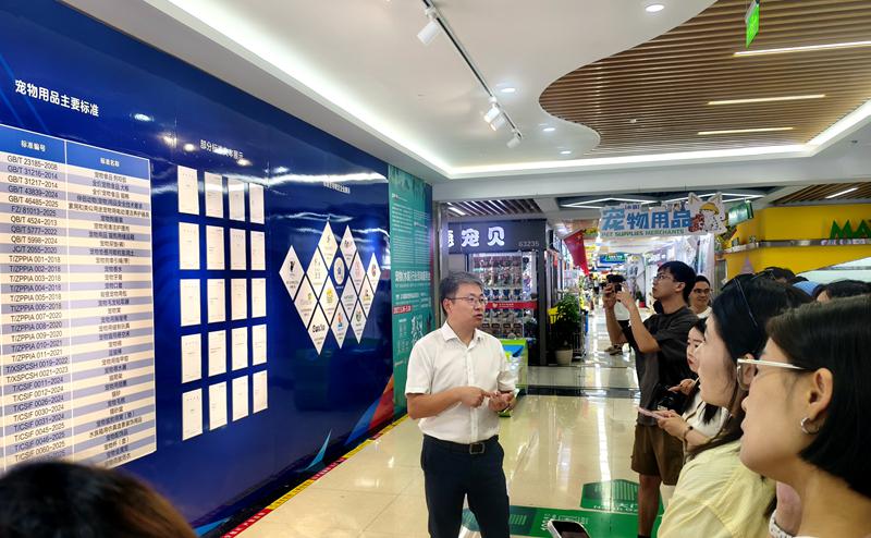 义乌市标准化研究院专家周江向媒体介绍义乌宠物用品主要标准。人民网记者 孙博洋摄