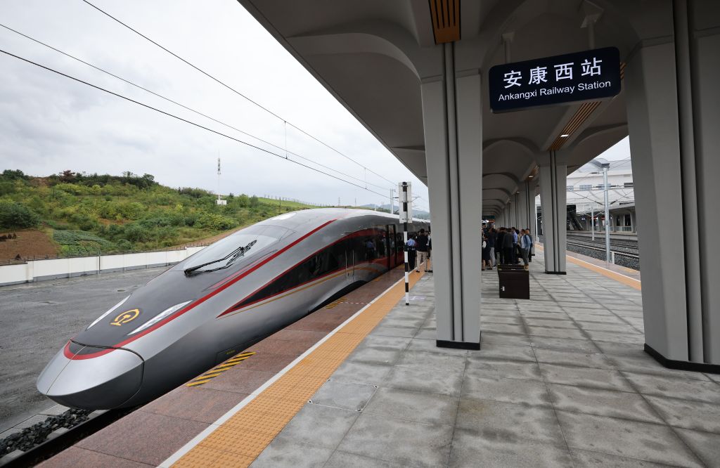 9月28日，西康高铁G9997次首发列车抵达安康西站。新华社记者 李一博 摄
