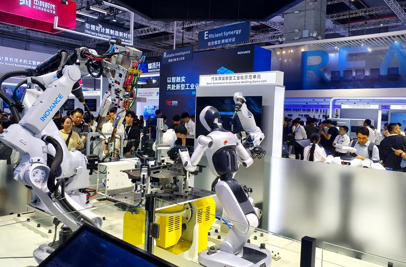2026工博会工业自动化展馆中汽车焊接新型工业化示范单元。人民网记者 孙博洋摄