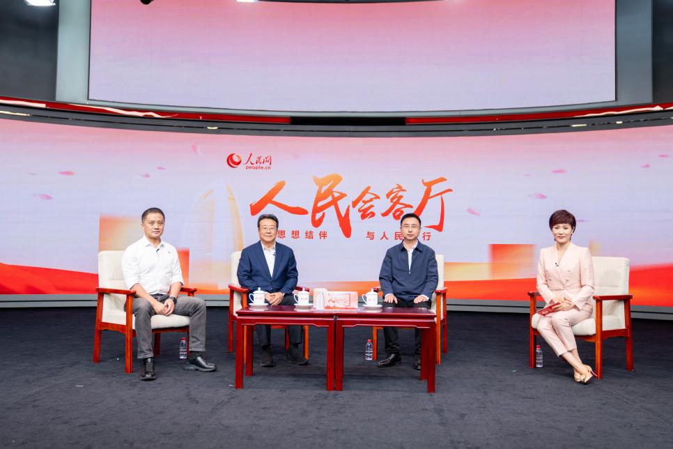 宁夏回族自治区银川市永宁县闽宁镇党委副书记、镇长赵超(右二)做客人民网“人民会客厅”访谈栏目。人民网 林雨萱摄