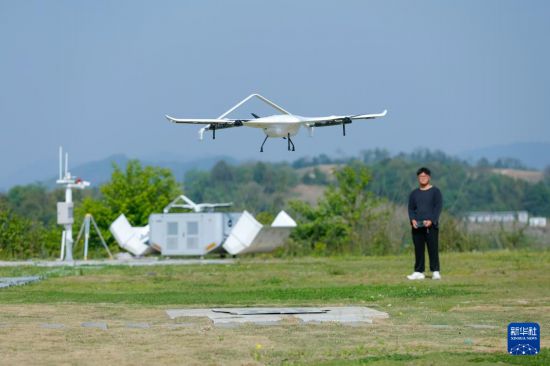 4月8日，在位于四川省成都市彭州市的国家级民用无人机驾驶航空试验基地“天空之眼”，工作人员在试飞一款垂直起降固定翼无人机产品。