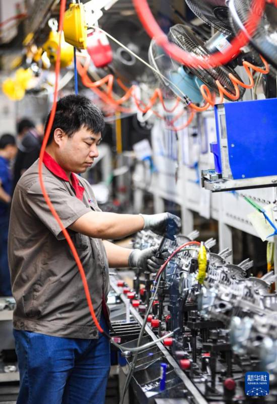 　　5月9日，工作人员在位于北碚区的神驰机电股份有限公司发电机生产车间作业。