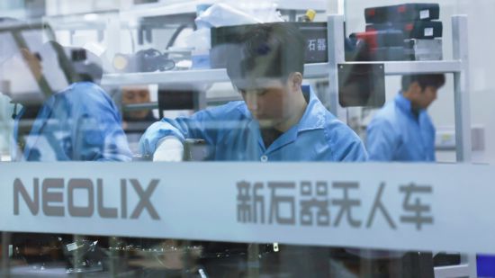 新石器无人车研发人员在工作中。