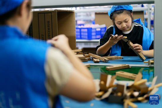 6月18日，工人在河南省鹿邑县河南觅己美业科技有限公司的厂房内打包生产好的化妆刷。