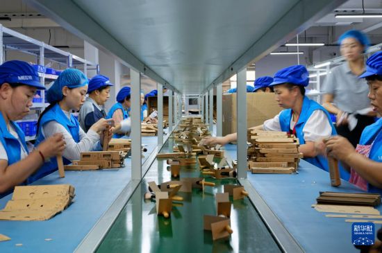 6月18日，工人在河南省鹿邑县河南觅己美业科技有限公司的厂房内打包生产好的化妆刷。