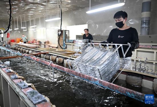 6月17日，工人在河南省鹿邑县中俊实业有限公司的厂房内对用于连接刷毛和刷柄的铝管进行氧化处理。
