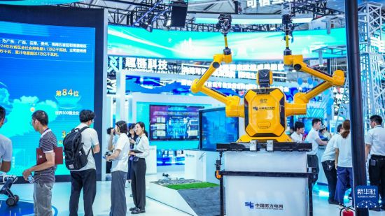 8月28日，2025中国国际大数据产业博览会在贵州贵阳开幕，这是数博会上展出的带电作业机器人。新华社记者 陶亮 摄