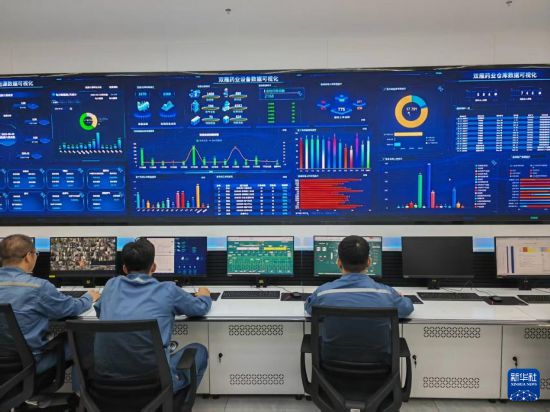 2025年8月23日，中联数据集团山西公司工作人员在操作电子平台。 新华社记者 柴婷 摄