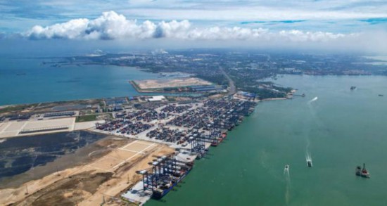 2025年5月28日拍摄的海南洋浦国际集装箱码头(无人机照片)。新华社记者 杨冠宇 摄