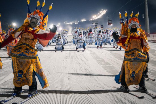 11月21日,滑雪者身着京剧服饰在中旅松花湖度假区进行滑雪表演。新华社记者许畅 摄