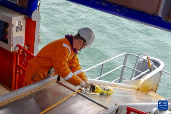 2月10日，在阿塞拜疆巴库船厂码头，中方技术人员在节点船内演示海上作业。新华社记者 陈俊锋 摄