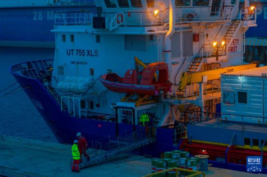 2月10日，在阿塞拜疆巴库船厂码头，工作人员对参与海上作业的船舶进行补给。新华社记者 陈俊锋 摄