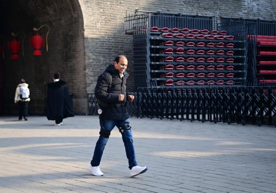  外籍游客体验外骨骼机器人。新华社记者 邹竞一 摄