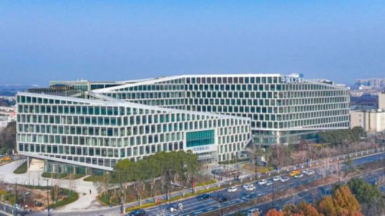 图为中国五冶上海临港大楼落成入驻。