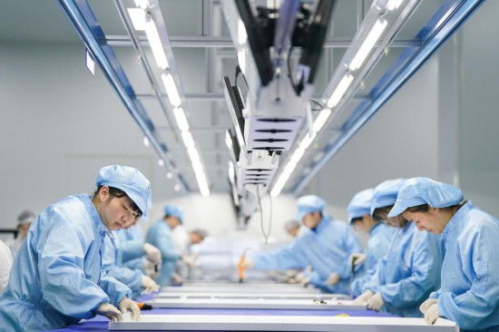 2026年2月26日，在安徽合肥，工作人员在智慧屏幕生产线上工作。新华社记者 杜宇 摄