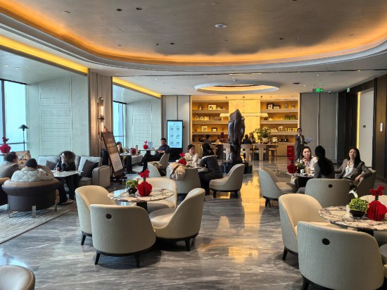 2026年3月2日，位于北京城市副中心的中建·运河玖院接待处现场，多组访客咨询。新华网记者王日晨 摄