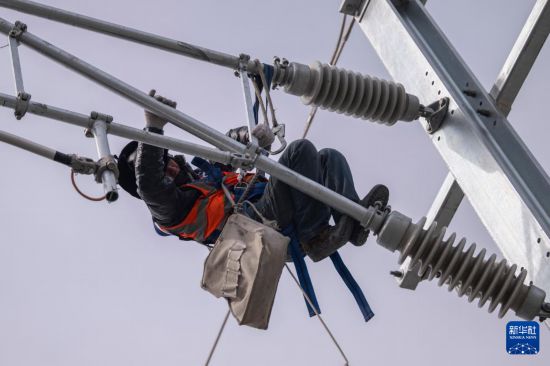 3月13日，工人在哈伊高铁绥化南站施工现场进行接触网作业。