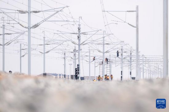 3月13日，工人在哈伊高铁绥化南站施工现场进行接触网作业。