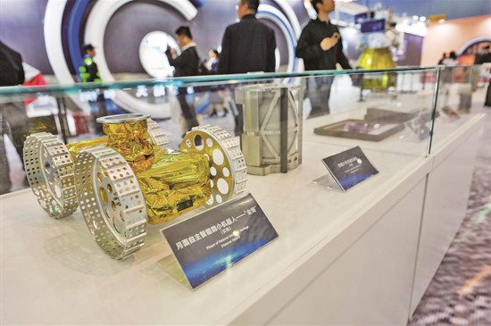  4月24日，第十一个“中国航天日”主场活动在成都启动，主题为“七秩问天路 携手探九霄”。本次主场活动包括启动仪式、航天科普展览、航天文化艺术论坛等。图为在航天科普展览上拍摄的月面自主智能微小机器人——“金蟾”。新华社记者 王曦摄