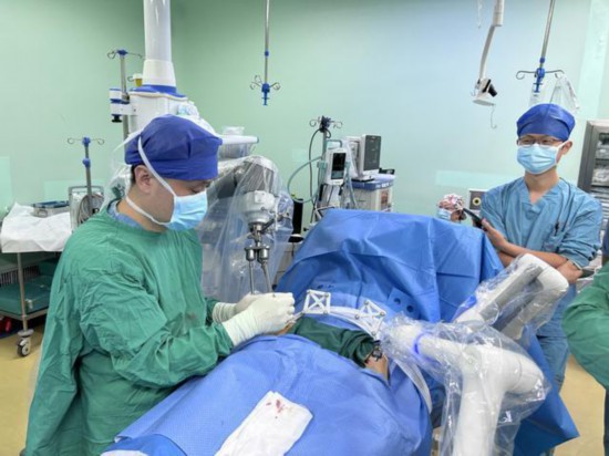青岛齐鲁医院用罗森博特骨科手术机器人进行骨盆骨折复位手术。企业供图