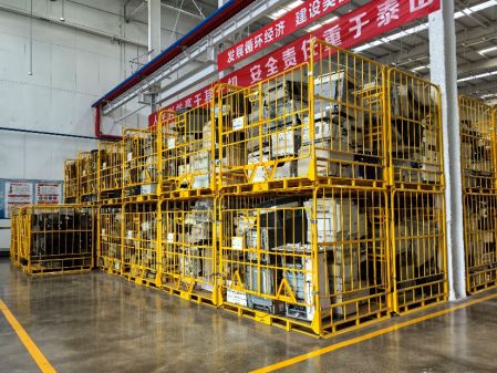 图为绿色分拣中心堆放的废旧电器。