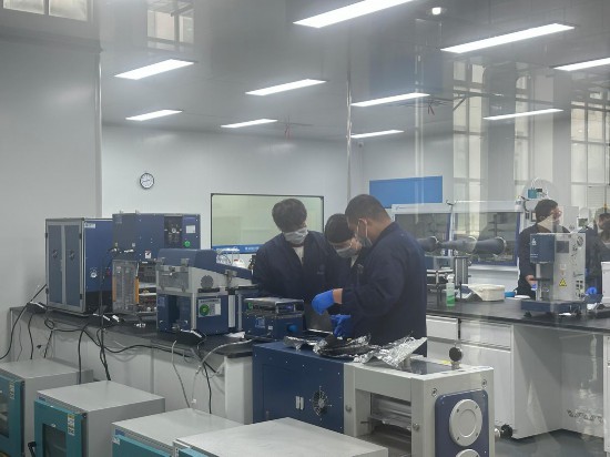 天津常兴新能源科技有限公司工程师正在组装电池。靳博 摄影