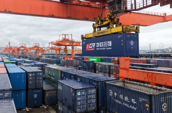 6月22日，新型汽车箱在重庆团结村中心站装车（无人机照片）。新华社记者唐奕 摄