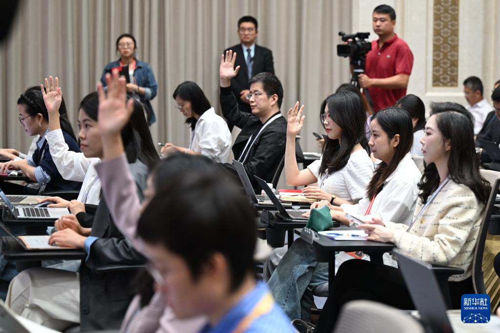 9月18日，国务院新闻办公室在北京举行“高质量完成‘十四五’规划”系列主题新闻发布会，科技部部长阴和俊、科技部副部长龙腾、科技部副部长林新、科技部副部长邱勇介绍“十四五”时期科技创新发展成就，并答记者问。这是记者举手提问。新华社记者 陈晔华 摄