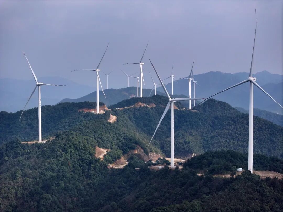 江西省吉安市泰和县水槎乡浪川村风电场，风机矗立山巅。邓和平摄