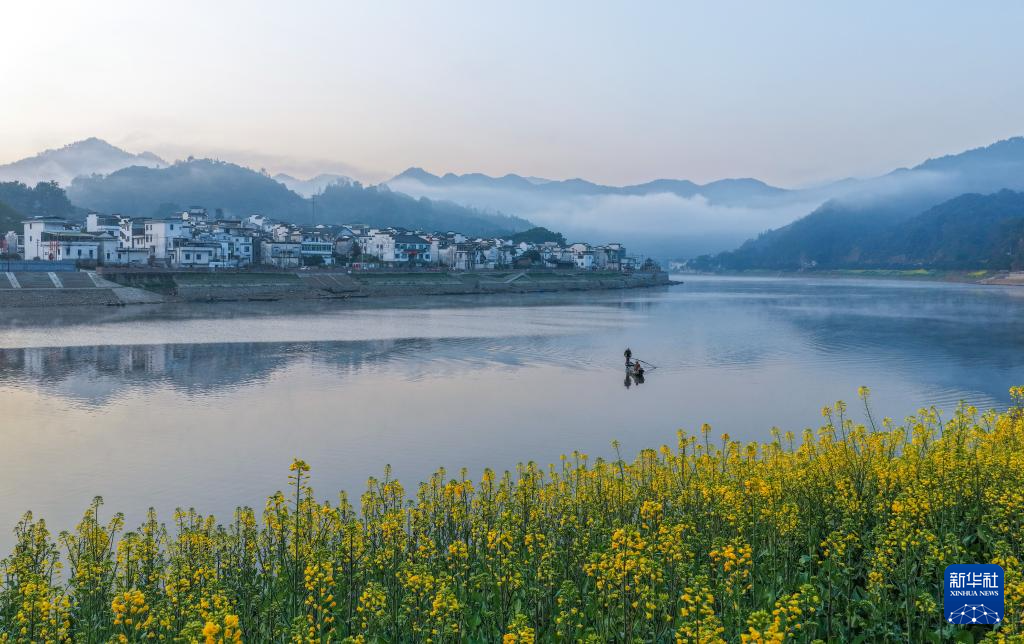 在安徽省黄山市歙县深渡镇漳潭村新安江畔拍摄的晨景。新华社发（施亚磊摄）