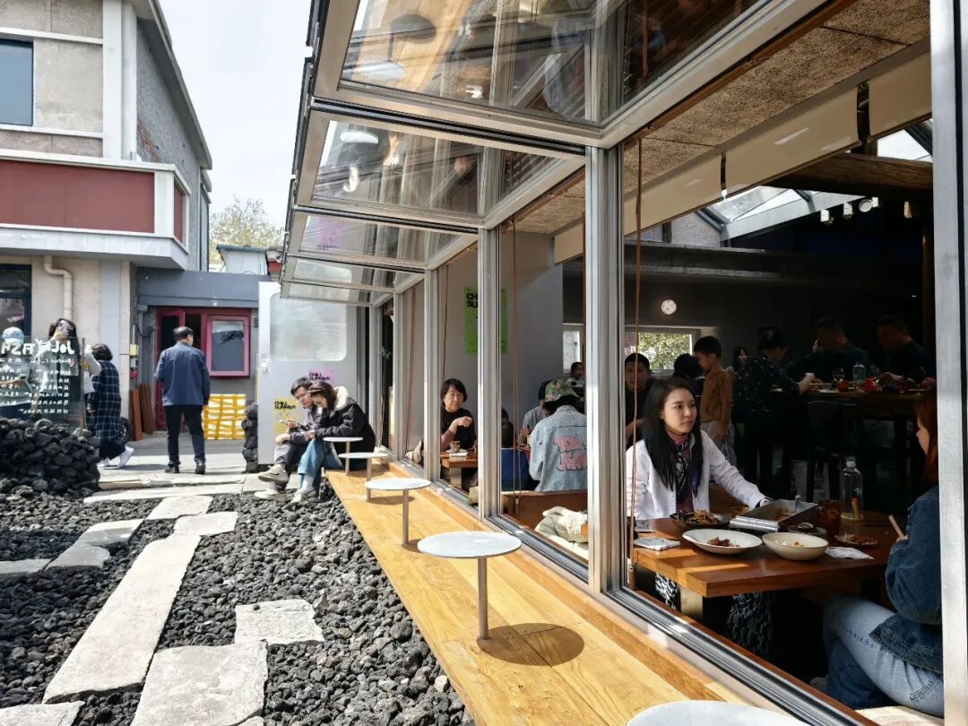 4月12日，顾客在北京白塔寺周边消费。新华社记者邢广利摄