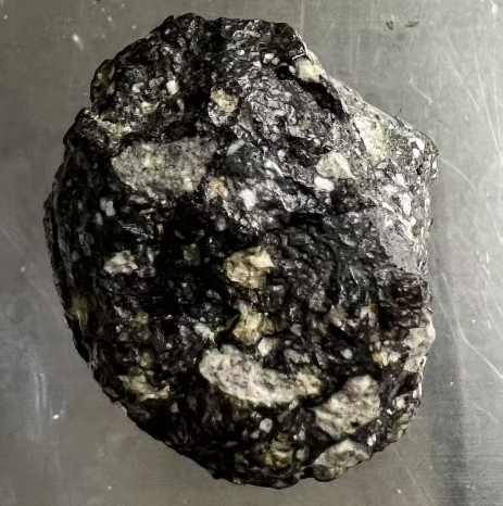 月球陨石Pakepake005（中国地质调查局供图）