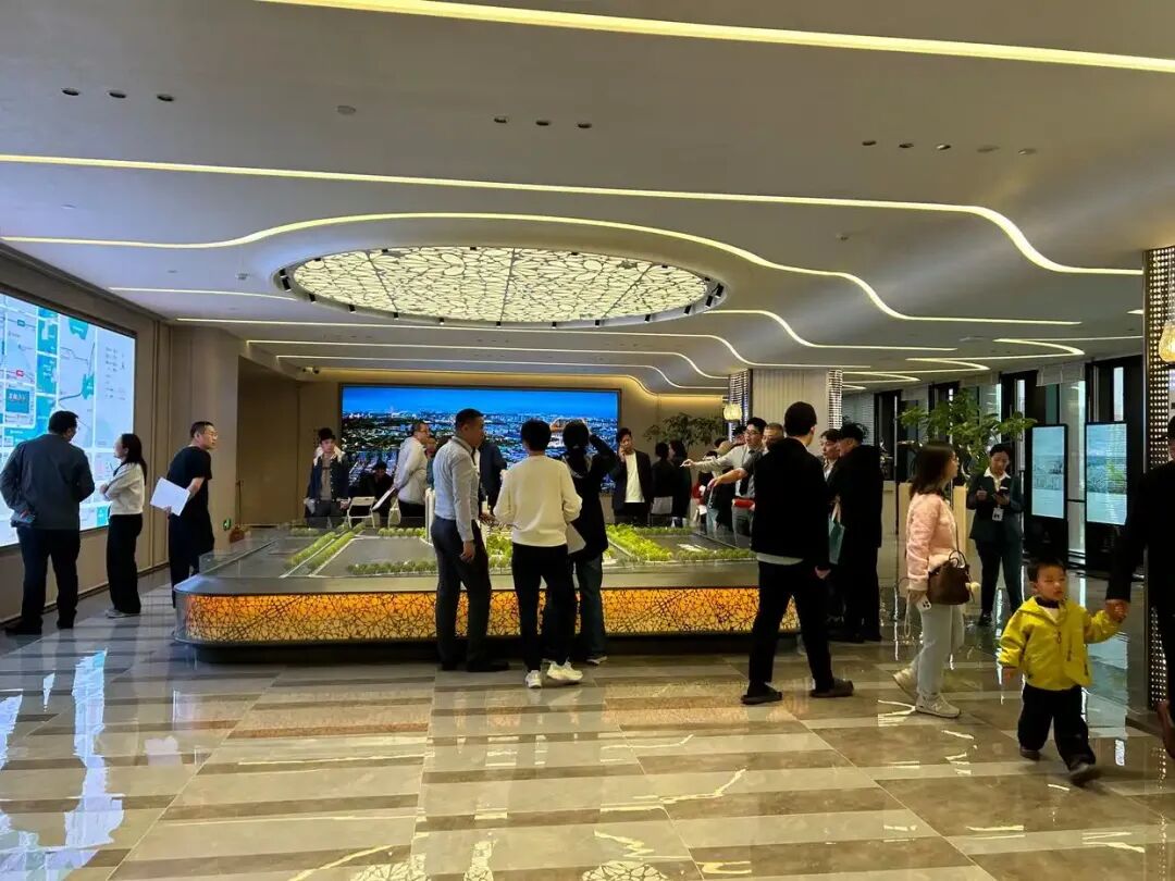 位于北京昌平东小口、海淀交界处一个新楼盘样板间开放接待现场。新华社记者 王优玲摄