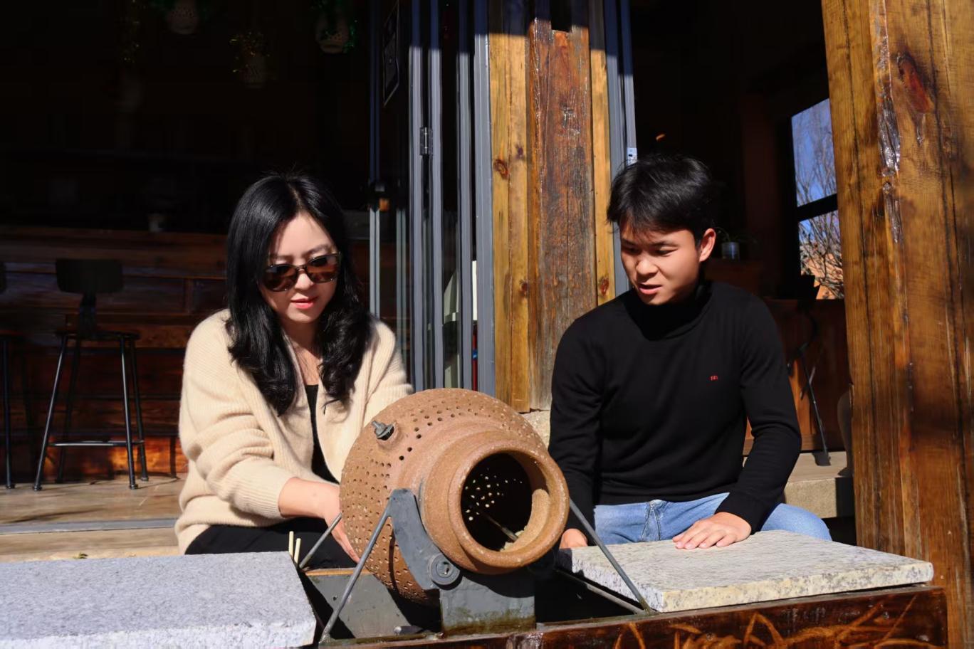 游客体验土陶咖啡。李德婵摄
