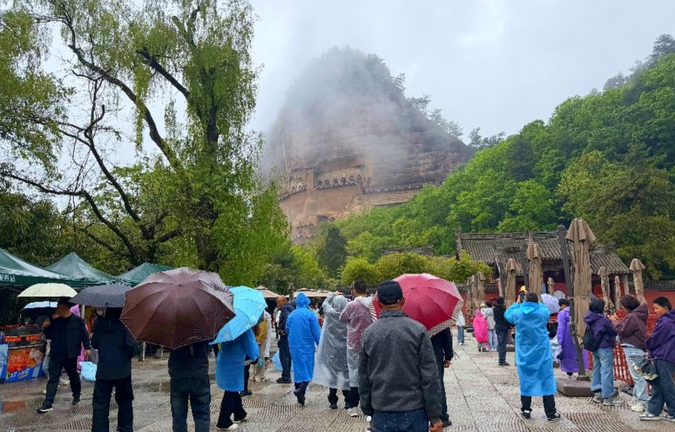 五一”假期里，烟雨麦积山游人如织秩序井然（本文图片均由麦积区融媒体中心提供）